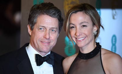 Hugh Grant y Anna Eberstein en la ceremonia de los BAFTA de febrero de 2017.