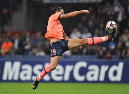 Ibrahimovic trata de controlar el balón en el partido contra el Inter.