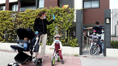 26/04/20. (DVD 998). Miren Elia, a la izquierda con dos de sus hijos y Xavi Janer, en la puerta con los otros dos, se despiden para pasear el primer dia que pueden salir en Madrid durante la pandemia de coronavirus.
Jaime Villanueva.
