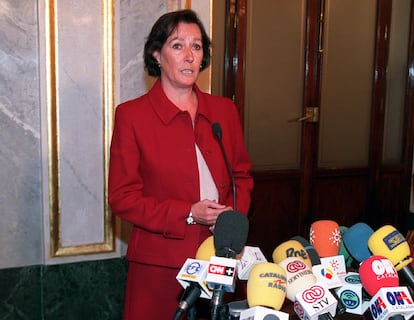 Margarita Mariscal de Gante, tras una reunión de la Mesa del Congreso de los Diputados, en 2002.