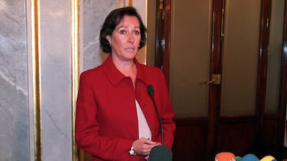 Margarita Mariscal de Gante, tras una reunión de la Mesa del Congreso de los Diputados, en 2002.