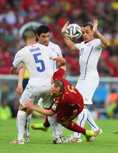 Iniesta cae ante tres jugadores chilenos.