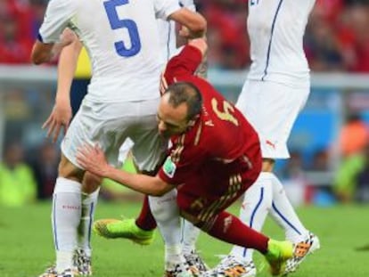 Iniesta cae ante tres jugadores chilenos.