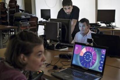 Vamvakousis, durante una de sus clases en la Asociación Catalana de Parálisis Cerebral.