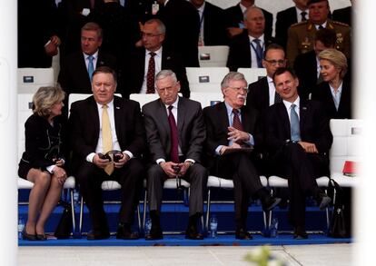 La embajadora estadounidense ante la OTAN, Kay Bailey Hutchison; el secretario de Estado de EEUU, Mike Pompeo (2i); el secretario de Defensa de EEUU, James Mattis (c), y el asesor de seguridad nacional de Trump, John Bolton (2d), asisten a la cumbre de jefes de estado de la OTAN que se celebra en Bruselas, Bélgica.