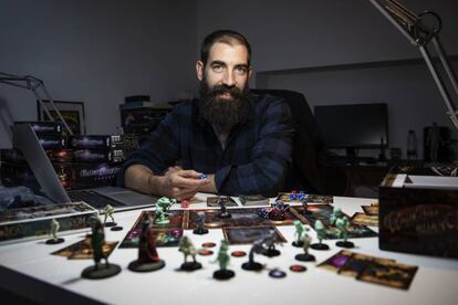 Elías Alonso, creador de juegos de mesa, en su oficina en Torrelodones.