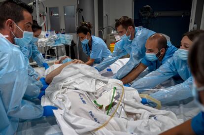 Un equipo de sanitarios traslada a un paciente del Hospital del Mar.