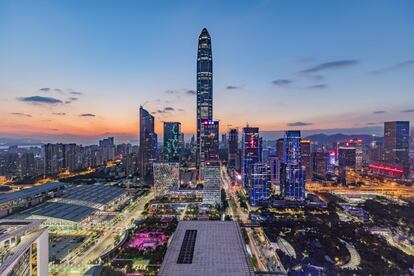 La quinta ciudad del top 10 pertenece a China. En Shenzhen, que se encuentra a pocos kilómetros al norte de Hong Kong, un piso vale 601.000 euros. Esta ciudad, en la que viven 12 millones de personas, es la única de las diez primeras en la que el precio medio de la vivienda bajó comparado con el año pasado (un 0,1%).