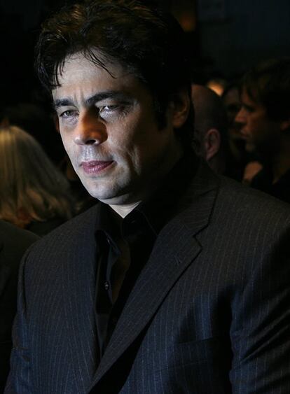 El actor puertorriqueño Benicio del Toro abandonó una entrevista con el diario <i>The Washington Times</i> sobre la película <i>Che,</i> que protagoniza, cuando la conversación derivó hacia asuntos de la vida privada del mítico guerrillero, según informa el propio periódico. "Esto me molesta", dijo Del Toro. "Se acabó, yo me voy", añadió. "Supongo que escribirán lo que se les antoje. A mí me importa un bledo", concluyó el intérprete.