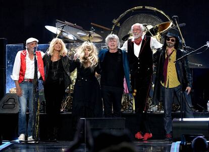 Fleetwood Mac en el festival de música HeartRadio celebrado en Las Vegas (2018). No está Lindsey Buckingham, al que expulsaron. Y han fichado a Mike Campbell (primero por la derecha), famoso por su carrera con Tom Petty and The Heartbreakers, y Neil Finn (tercero por la derecha), líder de Crowded House.