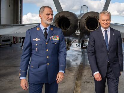 Felipe VI charlando con el presidente de Lituania, Gitanas Nauseda, durante su visita al país.