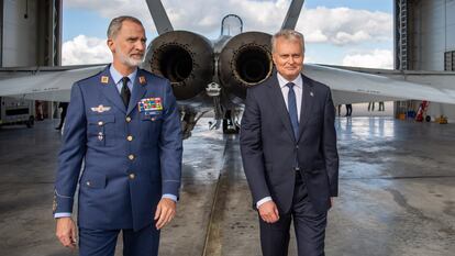 Felipe VI charlando con el presidente de Lituania, Gitanas Nauseda, durante su visita al país.