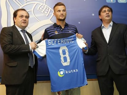 Jokin Aperribay (izda), presidente del club, y Haris Seferovic este miércoles.