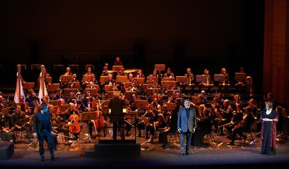 El Coro y Orquesta Titular del Teatro Real, en un momento de su intervención en la ópera 'Tristán e Isolda'.
