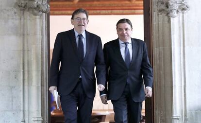 El presidente Ximo Puig y el ministro de Agricultura, Luis Planas, tras su encuentro en Valencia.