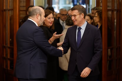 El líder popular, Alberto Núñez Feijóo, es recibido por los presidentes del Congreso, Francina Armengol, y del Senado, Pedro Rollán, a su llegada al Congreso de los Diputados para asistir a la celebración por el Día de la Constitución este miércoles.