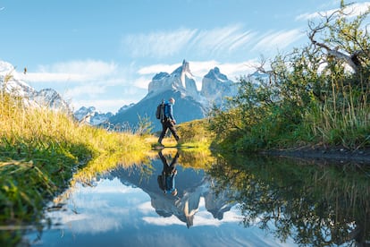 MÁS PROTECCIÓN NATURAL Y UN ECLIPSE DE SOL. En Patagonia se están poniendo en marcha nuevos parques naturales, y preservando el entorno más salvaje, con uno de los proyectos de recuperación de fauna y flora más ambicioso del continente. Por eso figura entre los destinos sostenibles más apetecibles para 2024.
En el lado argentino, el remoto Parque Nacional Patagonia tendrá cada vez más protagonismo con la inauguración a finales del 2023 de un planetario y un centro de interpretación, además de nuevas rutas por antiguos yacimientos de arte rupestre en el Canadón Río Pinturas.
Al otro lado de la frontera, en la parte chilena, se han reintroducido pumas, nandúes y al amenazado huemul, en estepas dañadas por décadas de explotación agrícola. Este parque, de 2.800 kilómetros, es solo uno de los 17 que forman la Ruta de los Parques de Chile, e incluye selvas subantárticas, grandes campos de hielo y una de las redes de fiordos más extensas del planeta. La iniciativa pretende involucrar a la población local en el proyecto y ofrecer puestos de trabajo.
Además, el eclipse anular de sol que se podrá ver desde los dos parques nacionales el 2 de octubre de 2024 puede ser otra razón para visitar la zona.