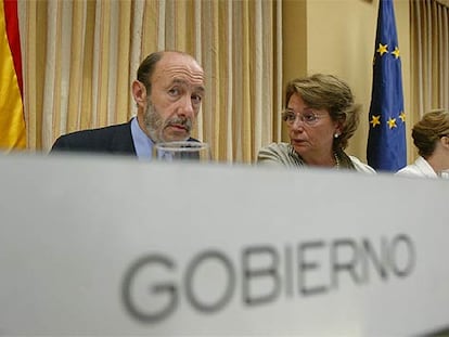 El ministro Alfredo Pérez Rubalcaba y Carmen Hermosín, presidenta de la Comisión de Interior.