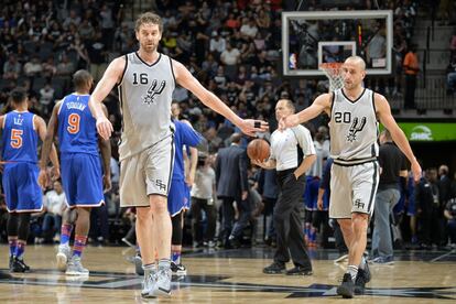 AN ANTONIO, TX - 25 de marzo: Pau Gasol y Manu Ginobili de los San Antonio Spurs High Five durante el partido contra los New York Knicks el 25 de marzo de 2017 en el AT & T Center en San Antonio, Texas.