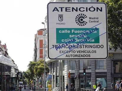 Un cartel informativo en la vía pública anuncia el área restringida de Madrid Central. 