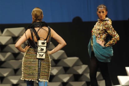 Momento del desfile Nordress en el Teatro Jofre de Ferrol, con diseños de la colección ganadora.