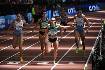 Paula Sevilla se impone en la final de 400m.