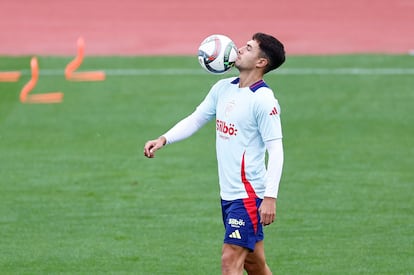 El centrocampista Martín Zubimendi durante el entrenamiento de la selección española este lunes en Las Rozas.