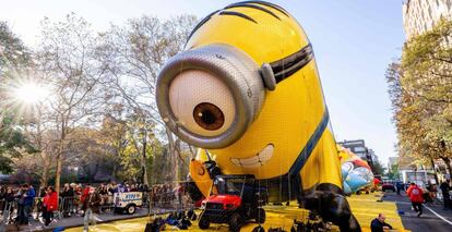 Hinchado del globo gigante de un Minion, antes del 96º Desfile del Día de Acción de Gracias de los grandes almacenes Macy's, en Central Park, Nueva York, el día 23.