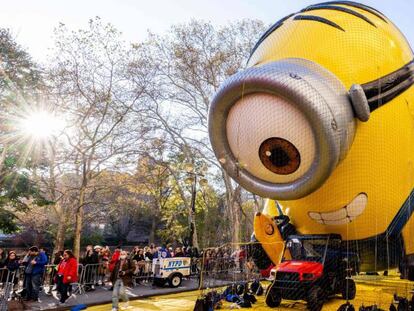 Hinchado del globo gigante de un Minion, antes del 96º Desfile del Día de Acción de Gracias de los grandes almacenes Macy's, en Central Park, Nueva York, el día 23.