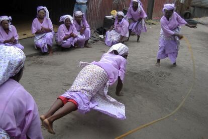 'Capulanas' y rostros decorados con 'mushiro' para una acrobática demostración de 'nzope' o danza de la cuerda, un baile tradicional de Nampula, provincia del norte de Mozambique