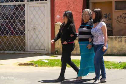Ángela, una de las protagonistas del documental 'Sueños consentidos' camina por Bogotá con su mamá y su hija.