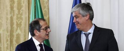 El ministro de Economía de Italia, Giovanni Tria (izda), conversa con el presidente del Eurogrupo, Mario Centeno.