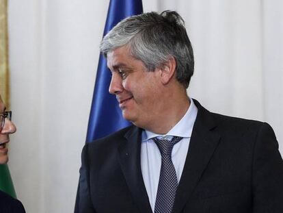 El ministro de Economía de Italia, Giovanni Tria (izda), conversa con el presidente del Eurogrupo, Mario Centeno.