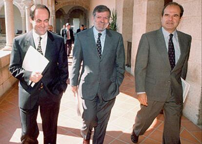 José Bono, Juan Carlos Rodríguez Ibarra y Manuel Chaves, tras una reunión que mantuvieron en 1998 en Mérida.