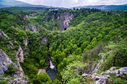 Skocjan (Eslovenia). A lo largo de cientos de miles de años la lluvia fue disolviendo la piedra caliza y creando un espectacular sistema de grutas. Estalactitas hay pocas, pero el tamaño de las cuevas es tremendo: los vestíbulos subterráneos tienen una longitud de hasta 300 metros. También merecen la pena los alrededores, en cuyos valles, en forma de embudo, viven numerosas especies animales protegidas. El conjunto es patrimonio mundial de la Unesco.