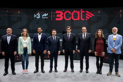 De izquierda a derecha, los candidatos a la presidencia de la Generalitat, Alejandro Fernández (PP), Jéssica Albiach (Comuns Sumar), Ignacio Garriga (VOX), Pere Aragonès (Esquerra), Salvador Illa (PSC),  Josep Rull (tercero de la lista de Junts +),  Laia Estrada (CUP) y Carlos Carrizosa (Ciutadans). [ALBERT GARCIA] EL PAIS