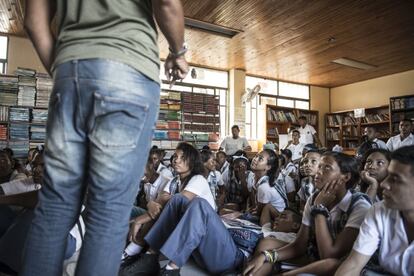 Estudiantes de un colegio publico mientras un miembro de R-Youth habla de la raizalidad.