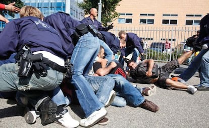 Arresto de varios iraquíes en Zwolle en agosto después de que sus demandas de asilo fueran rechazadas.