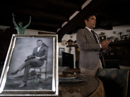 Pedro Jorge Marques, junto a un retrato de Morante de la Puebla.