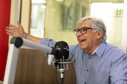 Pablo Aguilera, en la cabina de radio, el 19 de octubre.