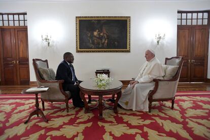 El Presidente de Mozambique y su Santidad, el papa Francisco. conversando en el interior del Palacio da Ponta Vermelha, Maputo.