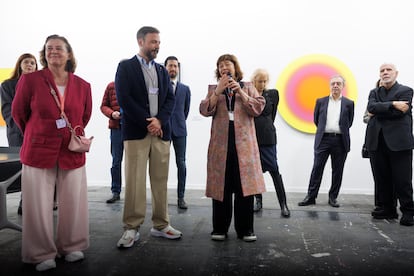 La directora de ARCO, Maribel López, durante un homenaje a la galerista alemana Helga de Alvear, junto a la hija de esta.