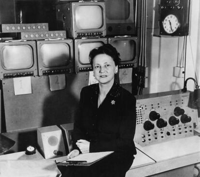 La productora Grace Wyndham Goldie, en los estudios de la BBC en 1955.