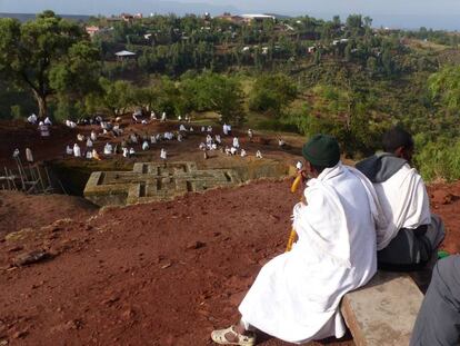 Un turista asiático fotografía la iglesia de San Jorge excavada bajo la tierra en el siglo XII, en Lalibela, Etiopía.