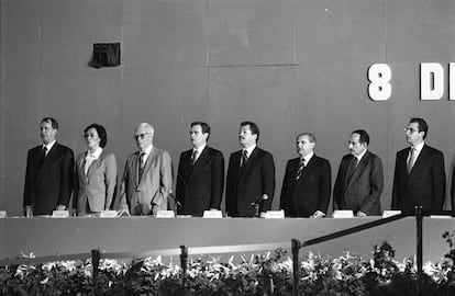 Luis Donaldo Colosio, acompañado de otros líderes del partido, es presentado como candidato a la presidencia, el 8 de diciembre de 1993.
