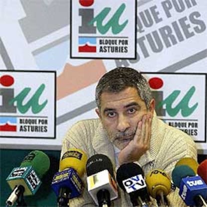 Gaspar Llamazares, durante la rueda de prensa en Oviedo en la que ha presentado los ejes básicos del programa de IU.