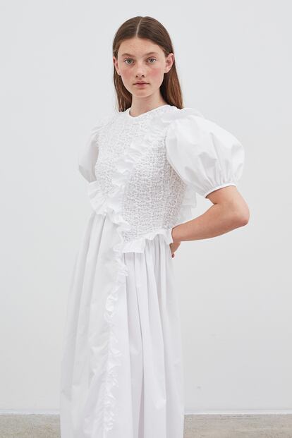 Cecilie Bahnsen firma este vestido para novias con mucha personalidad. Volantes, nido de abeja y mangas abullonadas definen la apuesta estética de esta diseñadora famosa por sus volúmenes.