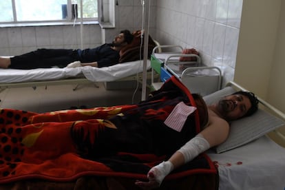 Dos heridos afganos se recuperan en un hospital tras el atentado.