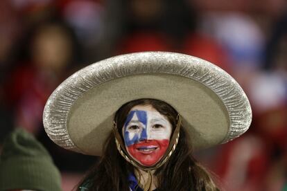 Una seguidora de Chile en el estadio Nacional.