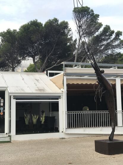 Dabiz Muñoz: El Faralló (Denia) Para el alma de DiverXO (tres estrellas), el mejor lugar para comer frente al mar es El Faralló, del que destaca uno de los productos estrella de la comunidad valenciana, como son sus espectaculares gambas rojas.